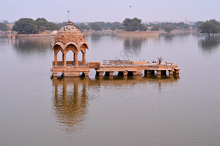 印度拉贾斯坦邦斋沙默尔的加迪萨尔湖是拉贾拉瓦尔贾萨尔建造的人工湖 湖周围环绕着艺术雕刻的查特里砂岩 寺庙 神社和西高止山脉图片