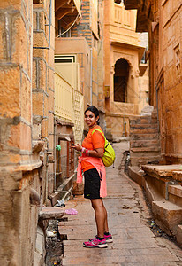 Jaisalmer在Rajasthan的Jaisalmer城内装扮年轻女子 由于Jaisalmer堡是金色的 Jaisalmer图片