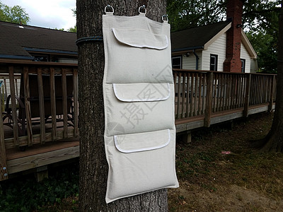 为武术在树上挂着的拳击或装饰板甲板冲孔树干沙袋软垫墙垫图片