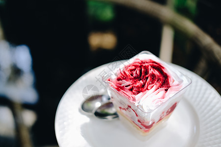塑料杯中的草莓奶油芝士蛋糕蛋糕奶油状美食盘子甜点食物奶油水果图片