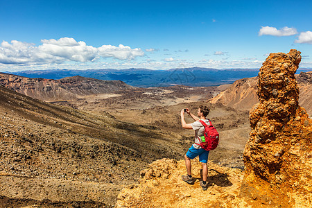 新西兰汤加里罗高山穿越徒步小径自然景观徒步旅行者拍摄背景照片 快乐的流浪汉在火山山拍摄手机照片 夏日探险旅行图片