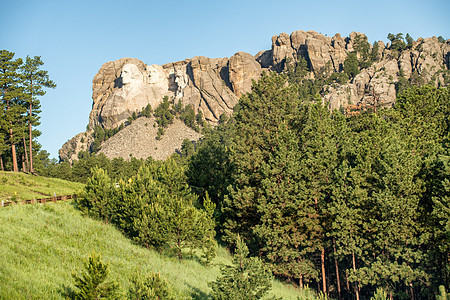 著名的地标和雕塑     拉什莫尔山国家纪念碑侵蚀天空松树山脉蓝色绿色悬崖地点风景地方图片