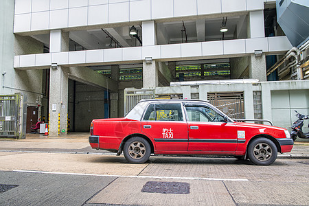 香港 - 2014年5月 著名的红色城市出租车停在路边图片