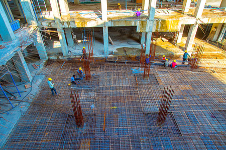 印度古瓦哈蒂  2019 年 6 月 工人正在古瓦哈蒂建造一座新建筑纪念碑劳动安全职业项目木头工程金属劳动者天空图片