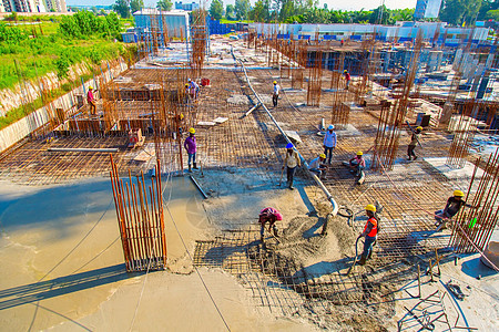 印度古瓦哈蒂  2019 年 6 月 工人正在古瓦哈蒂建造一座新建筑起重机构造职业房子纪念碑木头建设者建筑学劳动木板图片