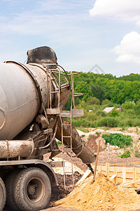 水泥或混凝土用自动泵制成的立体工作管道金属项目工人机械备案液体建设者活动就业图片