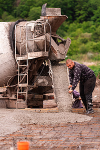 水泥或混凝土的地块或混凝土从混凝土搅拌器形成基础工人钢筋房子机械项目基础设施液体就业备案活动图片