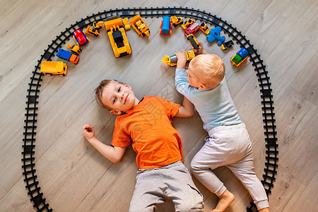 学龄前男孩在家里或托儿所玩益智玩具积木 火车 铁路 车辆 学龄前和幼儿园的玩具 顶视图角色团队朋友乐趣孩子们男生喜悦汽车家庭婴儿图片