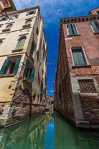 意大利威尼斯旧砖房中狭小的运河图片