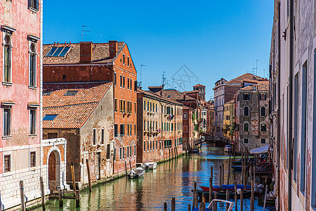 威尼斯 布拉诺岛运河 小型有色房屋和船只图片