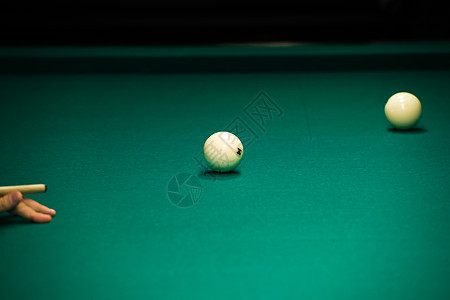 在绿布上玩台球运动游戏桌子乐趣闲暇绿色爱好俱乐部娱乐圆形数字水池图片
