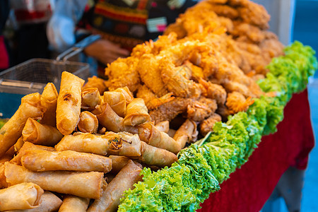 亚洲街头食品市场 食品柜台 小烧烤棍上也叫Satey炙烤食物午餐餐厅美食沙爹肉丸盘子街道烹饪图片