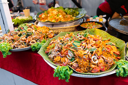 亚洲街头食品市场 食品柜台 小烧烤棍上也叫Satey炙烤美食旅游街道小吃盘子沙爹海鲜食物摊位图片