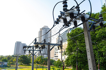 城市背景下有电线的支柱部门在城市背景下电缆柱子环境电压技术网络力量电话天空金属图片