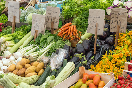 在市场上新鲜蔬菜市场牧草胡椒菠菜茄子维生素收藏韭葱饮食芹菜沙拉图片