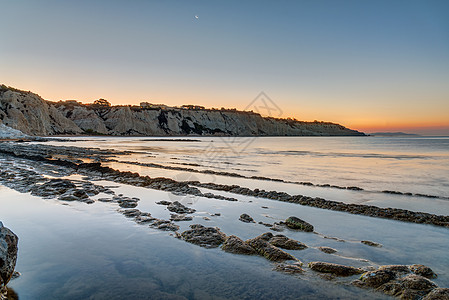 在的日出海景楼梯海岸蓝色游客脚步边缘爬坡碳酸盐海滩图片