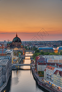 日落时柏林的斯普里河旅行假期全景吸引力天际摩天大楼大教堂建筑主场景观图片