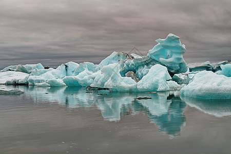 冰川环礁湖上的蓝冰山图片