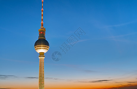 日落时柏林的电视塔图片