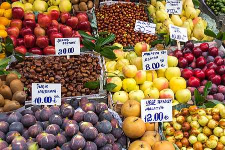 市场上的水果种类繁多火鸡异国坚果李子柠檬甜点板栗食物果汁种子图片