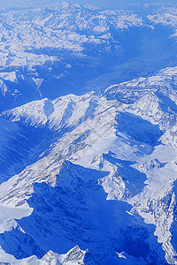 高山冰雪覆盖顶峰山脉峡谷山沟鸟瞰图岩石太阳石头白色雪橇图片