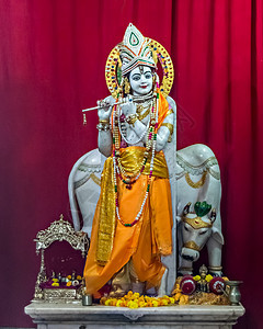 印度古吉拉特邦Somnath的一座寺庙里 雕刻并装饰了印度神克里斯纳的孤立偶像图片