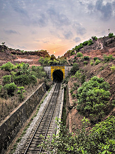 卡纳塔克州霍纳瓦尔隧道的铁路线上 日落图片