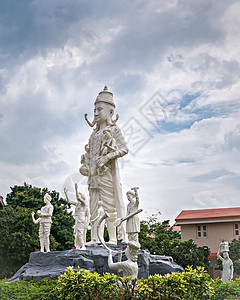 位于以神庙而闻名的 Shegaon 的的 Viththla 勋爵的巨大雕像图片