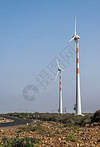 在印度Gujrat的Dwarka公路附近的风车供发电之用图片