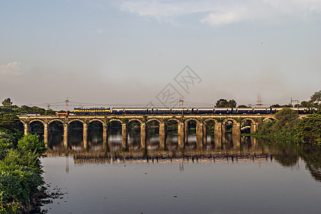 穿过达波迪的哈里斯桥 在穆拉河的水面上做一个很好的反射 这在Mula河水中图片