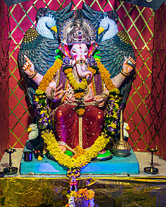 印度马哈拉施特拉邦PuneMaharashtra印度神迦内沙的装饰和装饰偶像肖像上帝仪式花环宗教旅行文化精神节日信仰雕塑图片