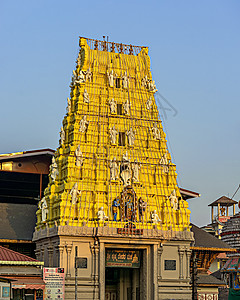 在献给克里希纳神和的著名印度教寺庙上完成的照明 也被称为 印度 Udupi图片