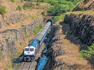 印度马哈拉施特拉邦Konkan地区一条深入切割隧道的客运列车图片