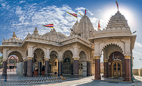 印度Gujrat的Saurastra地区最西点土地上的社区寺庙图片