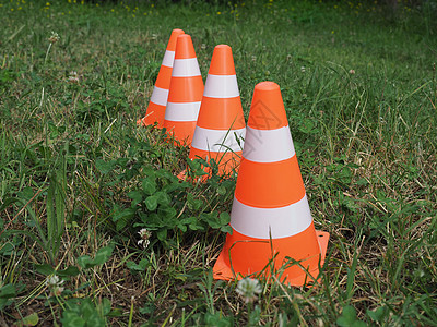 电流锥形标志白色警告锥体草地绿色安全信号危险工程橙子图片
