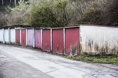 旧车库和停车场一连串红色森林金属建筑停车位图片