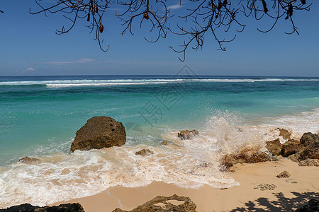 海浪在岸边喷涌 海浪席卷海滨碰撞海景旅行天空力量石头风暴海岸荒野天气图片