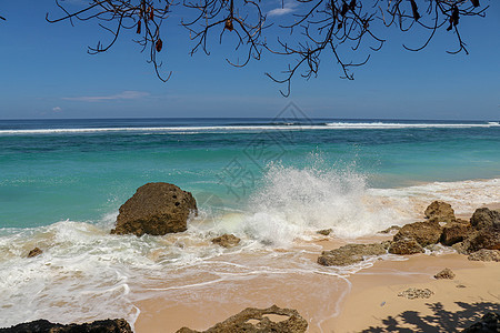 海浪在岸边喷涌 海浪席卷海滨石头岩石海景蓝色风暴天空泡沫旅游荒野海岸线图片