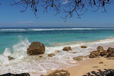 海浪在岸边喷涌 海浪席卷海滨危险海景蓝色旅行支撑风暴海岸泡沫力量石头图片