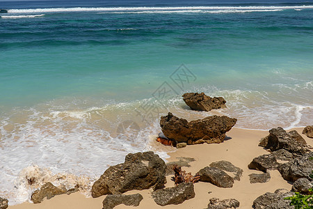 印度尼西亚巴厘岛的岩石和沙滩悬崖海洋海角孤独晴天热带太阳海岸蓝色旅行图片