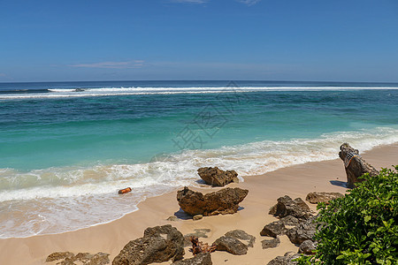 海浪在岸边喷涌 海浪席卷海滨海洋蓝色天空假期力量热带海岸荒野泡沫海岸线图片