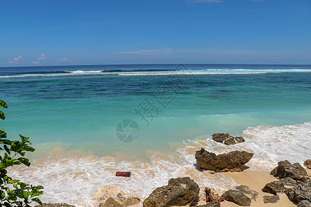 海浪在岸边喷涌 海浪席卷海滨天空力量悬崖天气荒野岩石热带碰撞海景风暴图片