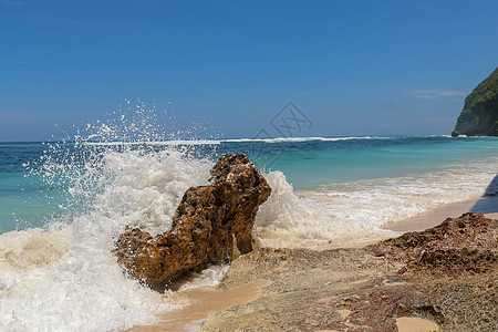 海浪在岸边喷涌 海浪席卷海滨岩石风暴蓝色泡沫石头海岸假期悬崖天空力量图片