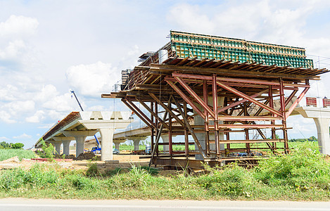 正在建造中 路途起重机建筑街道市中心铁路速度建设工业障碍机器图片