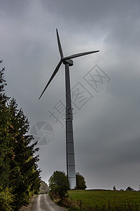 在天空中雨云前的高风扇车轮林道车削能源绿色生产盘旋草地风车金属森林图片