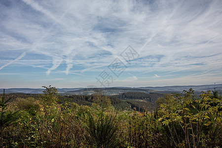 Sieger和Sauerland全景天空云层自由树木棕色黄色森林绿色蓝色落叶图片