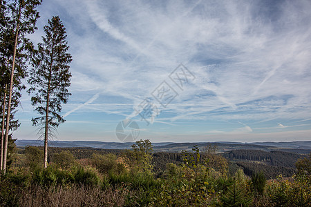 Sieger和Sauerland全景森林黄色落叶棕色蓝色天空自由绿色树木云层图片