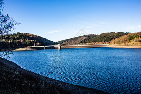 Siegerland 干旱时期的Obernautal大坝森林网络水库天空绿色航海圈反思食物水资源蓝色图片