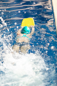 在游泳池训练可爱的小女孩 在一个游泳池里游泳者蓝色女性泳装乐趣幸福女孩活动游泳衣眼镜图片