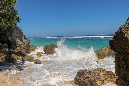 海浪在岸边喷涌 海浪席卷海滨力量悬崖危险风暴岩石旅行旅游海景荒野海岸线图片